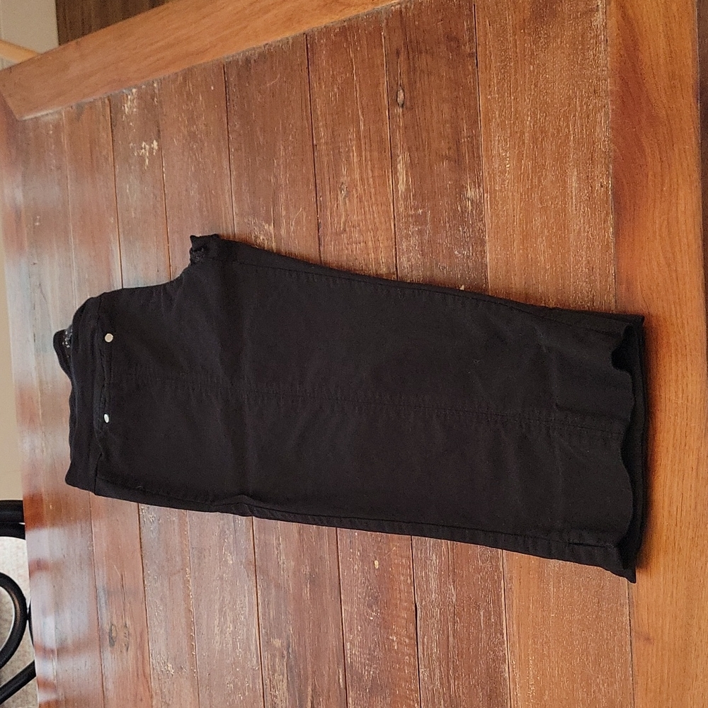 Black capris
